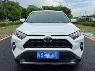2022 Toyota RAV4 V (XA50), белый, 3525000 рублей, вид 2