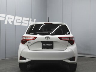 2019 Toyota Vitz III (XP130) Рестайлинг 2, белый, 945000 рублей, вид 4