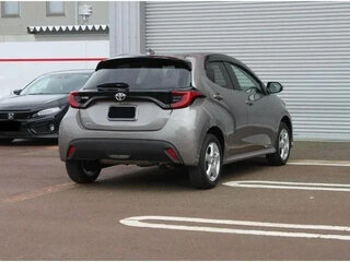 2022 Toyota Yaris IV, серебристый, 1099000 рублей, вид 4