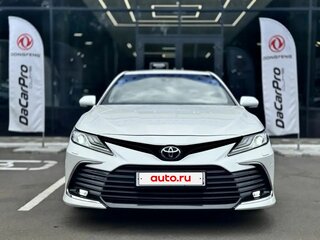 2021 Toyota Camry VIII (XV70) Рестайлинг, белый, 3020000 рублей, вид 2