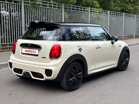 2018 Mini Hatch JCW III (F55/F56) Рестайлинг, белый, вид 4