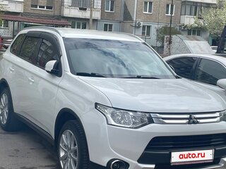 2014 Mitsubishi Outlander III Рестайлинг, белый, 1700000 рублей, вид 3