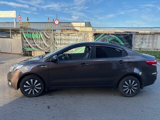 2015 Kia Rio III Рестайлинг, коричневый, 950000 рублей, вид 3