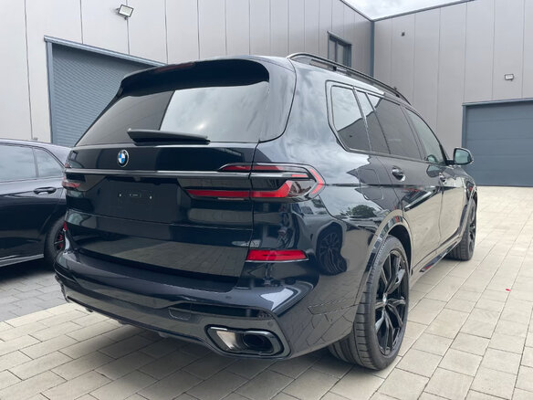 2025 BMW X7 40d I (G07) Рестайлинг, чёрный, 13280000 рублей - вид 4