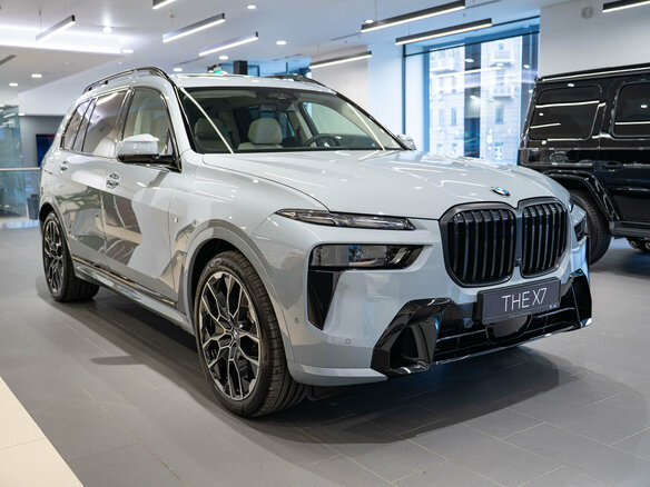 2025 BMW X7 40d I (G07) Рестайлинг, серый - вид 3
