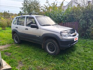 2013 Chevrolet Niva I Рестайлинг, серебристый, 400000 рублей, вид 1