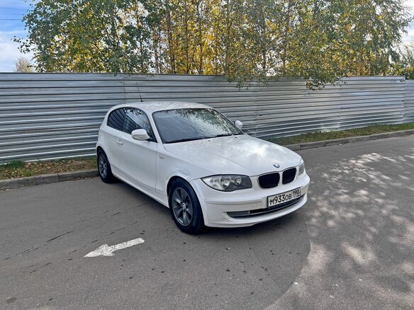 2010 BMW 1 серии 116i I (E81/E82/E87/E88) Рестайлинг, белый, 595000 рублей - вид 2