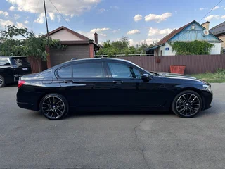 2017 BMW 7 серии Long 730Ld xDrive VI (G11/G12), чёрный, 2930000 рублей, вид 4