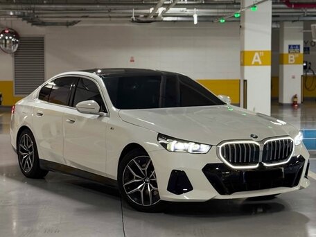2025 BMW 5 серии 523d xDrive VIII (G60/G61/G68), белый, 7890000 рублей, вид 1
