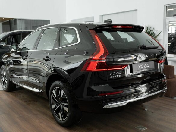 2025 Volvo XC60 II Рестайлинг 2, чёрный - вид 4