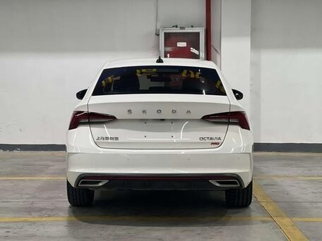 2022 Skoda Octavia IV (A8), белый, 2190000 рублей, вид 5