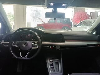 2023 Volkswagen Golf VIII, серебристый, 1650000 рублей, вид 3