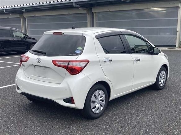 2018 Toyota Vitz III (XP130) Рестайлинг 2, белый, 750001 рублей - вид 4