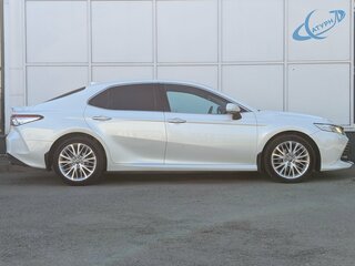 2019 Toyota Camry VIII (XV70), белый, 2570000 рублей, вид 4