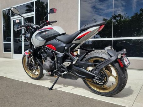 2026 Triumph Trident 800, серебристый, 1600000 рублей, вид 1