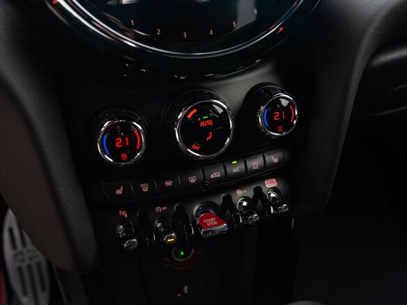2021 Mini Hatch Cooper III (F55/F56) Рестайлинг 2, чёрный, 3790000 рублей - вид 27
