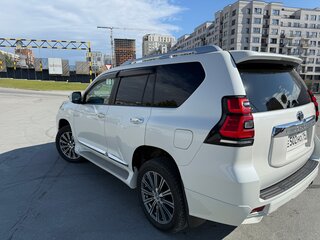 2018 Toyota Land Cruiser Prado 150 Series Рестайлинг 2, белый, 4350000 рублей, вид 4