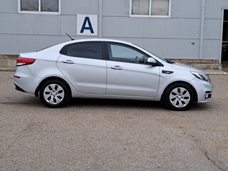 2015 Kia Rio III Рестайлинг, серебристый, 875000 рублей, вид 4