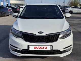 2015 Kia Rio III Рестайлинг, белый, 800000 рублей, вид 1