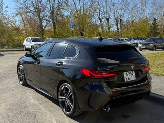 2020 BMW 1 серии 118i III (F40), чёрный, 1865000 рублей, вид 3