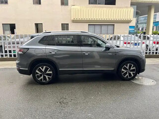 2023 Volkswagen Tayron I Рестайлинг, серебристый, 2300222 рублей, вид 2