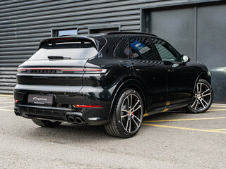 2026 Porsche Cayenne GTS III Рестайлинг, чёрный, 25500000 рублей, вид 5