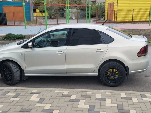 2013 Volkswagen Polo V, золотистый, 875000 рублей - вид 2