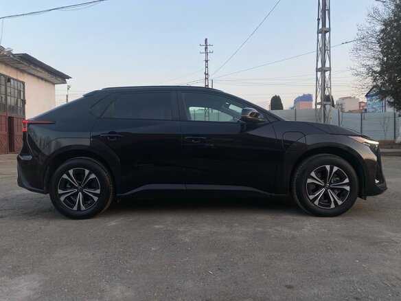 2023 Toyota bZ4X I, чёрный, 4300000 рублей - вид 2