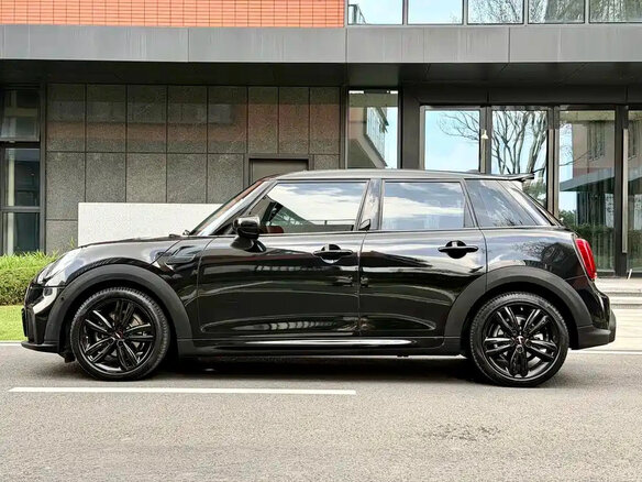 2022 Mini Hatch Cooper III (F55/F56) Рестайлинг 2, чёрный, 1800000 рублей - вид 4