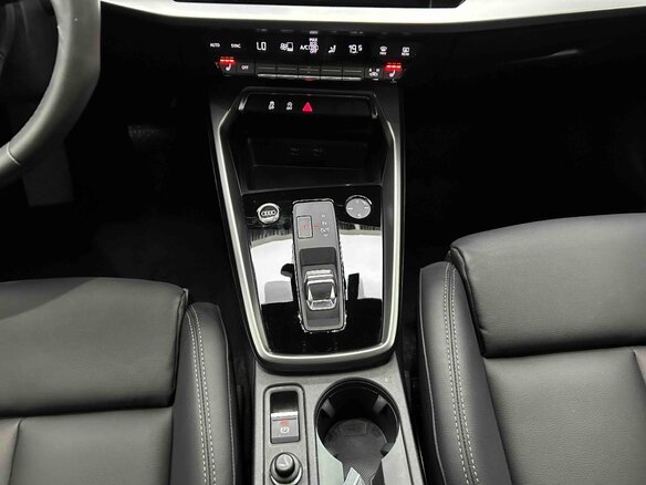 2022 Audi A3 Sportback 35 TFSI IV (8Y), красный, 1948000 рублей - вид 2
