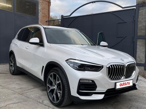 2020 BMW X5 25d IV (G05/G18), белый, 4900000 рублей - вид 1