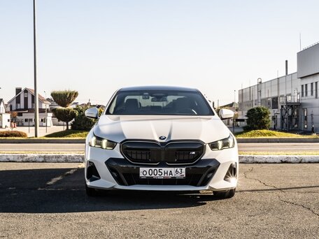 2025 BMW 5 серии 520i VIII (G60/G61/G68), белый, 6500000 рублей, вид 2