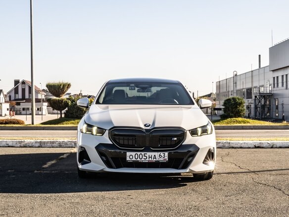 2025 BMW 5 серии 520i VIII (G60/G61/G68), белый, 6500000 рублей - вид 1