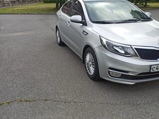 2015 Kia Rio III Рестайлинг, серебристый, 930000 рублей, вид 2