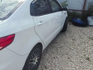 2015 Kia Rio III Рестайлинг, белый, 900000 рублей, вид 4