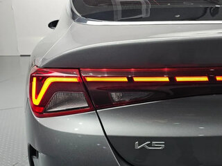 2023 Kia K5 III Рестайлинг, серый, 3000666 рублей, вид 5