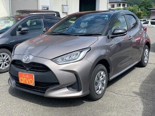 2023 Toyota Yaris IV, серый, 1150000 рублей, вид 1