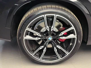 2025 BMW X5 M60i IV (G05/G18) Рестайлинг, чёрный, 18750000 рублей, вид 3