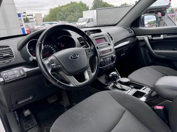 2017 Kia Sorento II Рестайлинг, белый, 2150000 рублей - вид 5