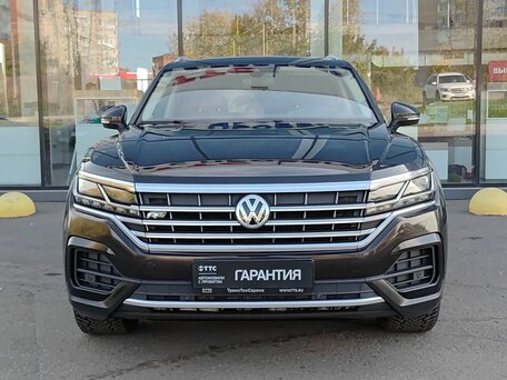2018 Volkswagen Touareg III, коричневый, 4430400 рублей, вид 2