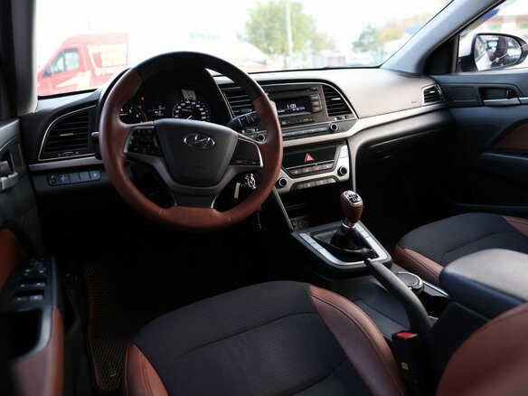 2017 Hyundai Elantra VI (AD), серебристый, 1300000 рублей - вид 9