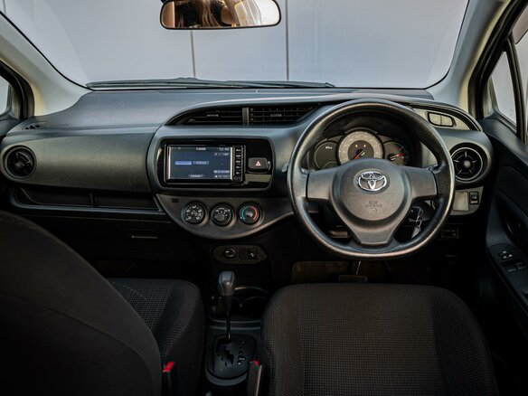 2017 Toyota Vitz III (XP130) Рестайлинг 2, серый, 890000 рублей - вид 5