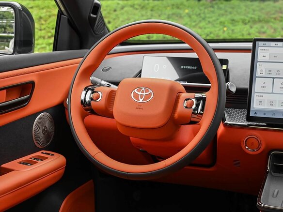 2026 Toyota bZ3X 58.3 kWh, серебристый, 2700000 рублей - вид 15