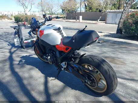 2025 Yamaha XSR900, чёрный, 1055354 рублей, вид 4