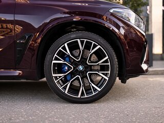 2021 BMW X5 M Competition III (F95), фиолетовый, 11290000 рублей, вид 4