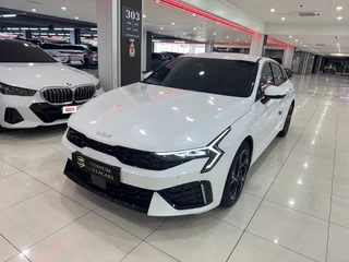 2023 Kia K5 III Рестайлинг, белый, 2390000 рублей, вид 1