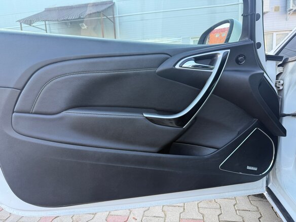 2012 Opel Astra GTC J Рестайлинг, белый, 800000 рублей - вид 11