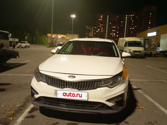 2019 Kia Optima IV Рестайлинг, белый, 850000 рублей - вид 1