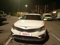 2019 Kia Optima IV Рестайлинг, белый, 850000 рублей - вид 1
