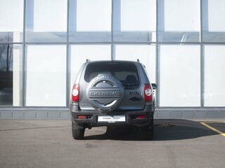 2011 Chevrolet Niva I Рестайлинг, серый, 450000 рублей, вид 4